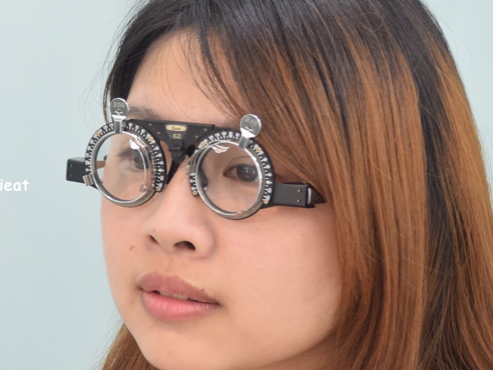 視康佳眼鏡行│彰化客製化眼鏡推薦！彰化驗光師推薦！採預約制，單驗光就要一個小時。