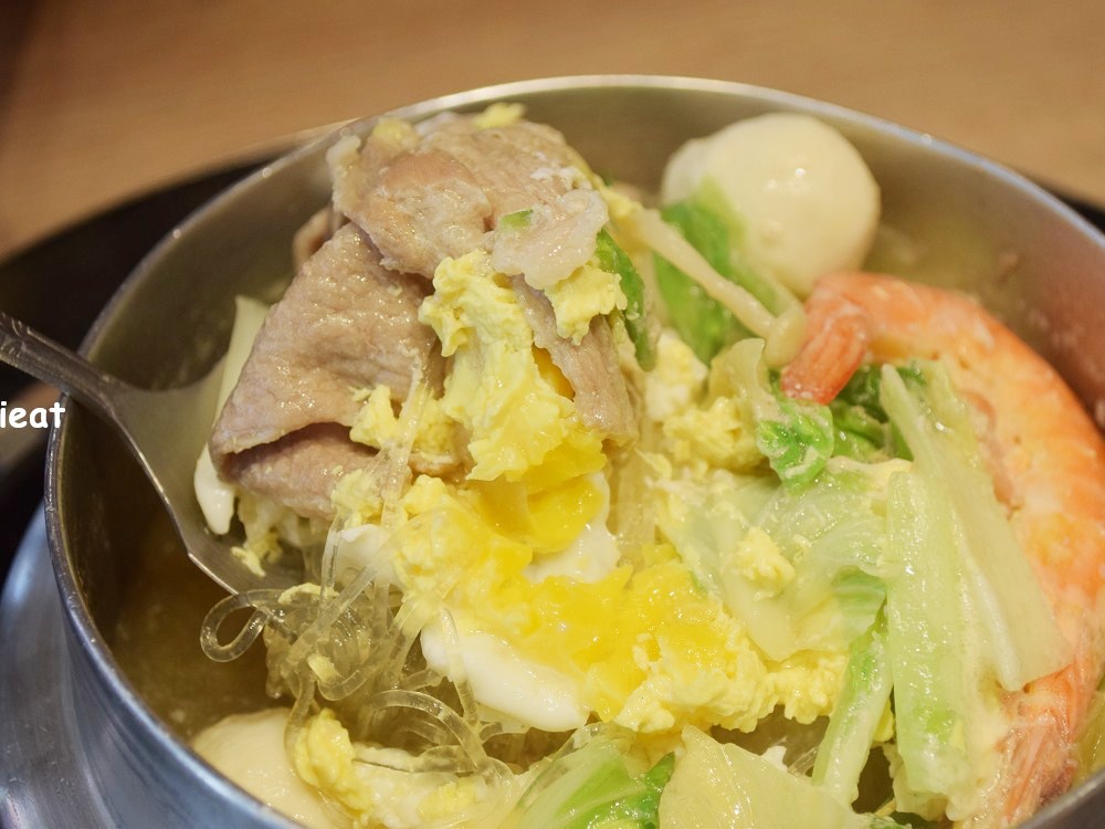 銘谷韓國銅板烤肉│彰化火車站韓國料理！彰化韓國烤肉餐廳，餐廳環境不錯，多樣小菜可選擇。