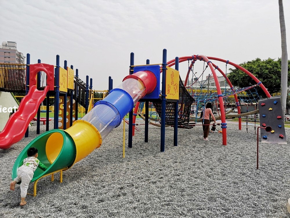 彰化市兒童公園 共融遊戲場│超寬敞的遊戲空間、超豐富的遊樂設施就在這裡啦！