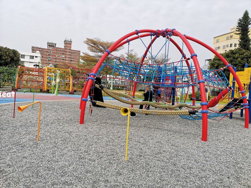 彰化市兒童公園 共融遊戲場│超寬敞的遊戲空間、超豐富的遊樂設施就在這裡啦！