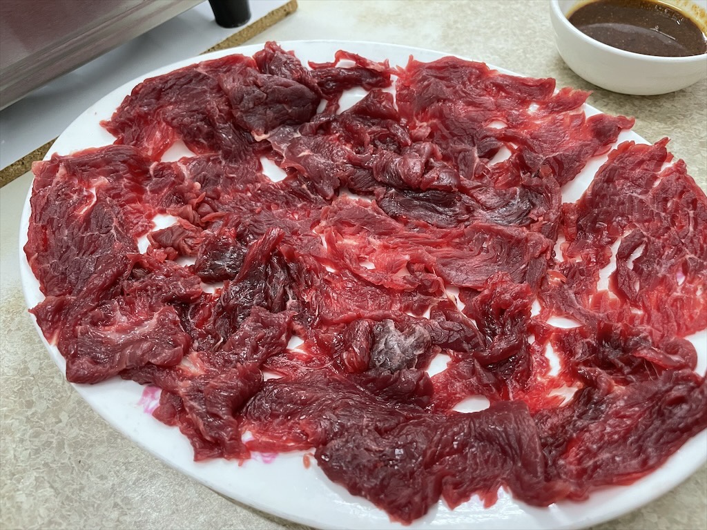 廣東汕頭正宗沙茶爐｜彰化溫體牛肉火鍋，頗有厚度的肉片超受歡迎！