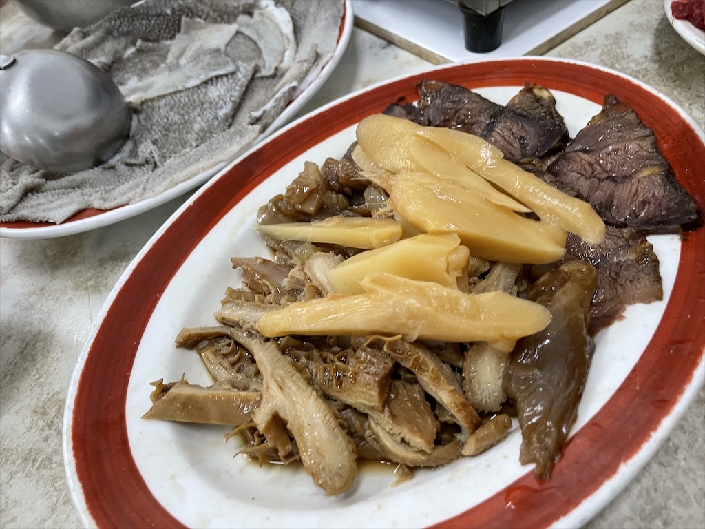 廣東汕頭正宗沙茶爐｜彰化溫體牛肉火鍋，頗有厚度的肉片超受歡迎！