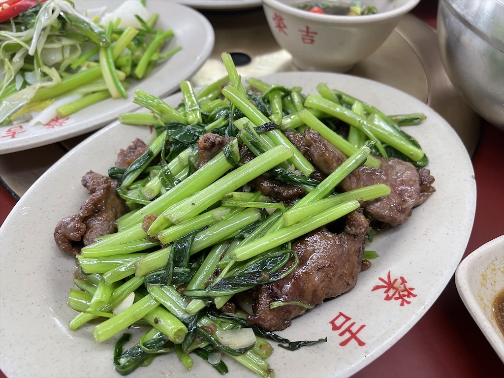 榮吉炒牛肉專賣店｜台南北區50年在地老店，熱炒牛肉系列這樣點比較不容易踩雷。