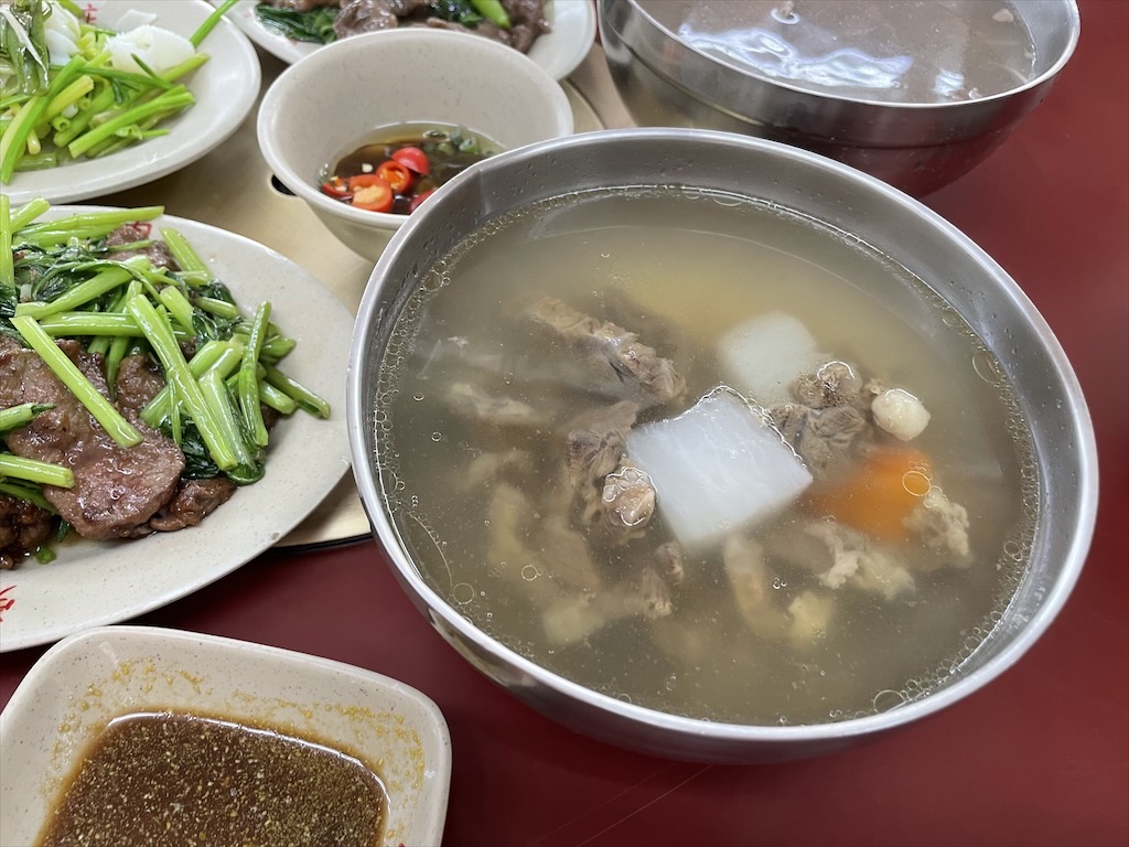 榮吉炒牛肉專賣店｜台南北區50年在地老店，熱炒牛肉系列這樣點比較不容易踩雷。