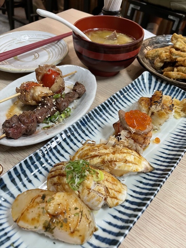 四五番食堂｜夜晚隱藏在彰化南門市場內的日本料理，連周杰倫也找過他們辦活動！
