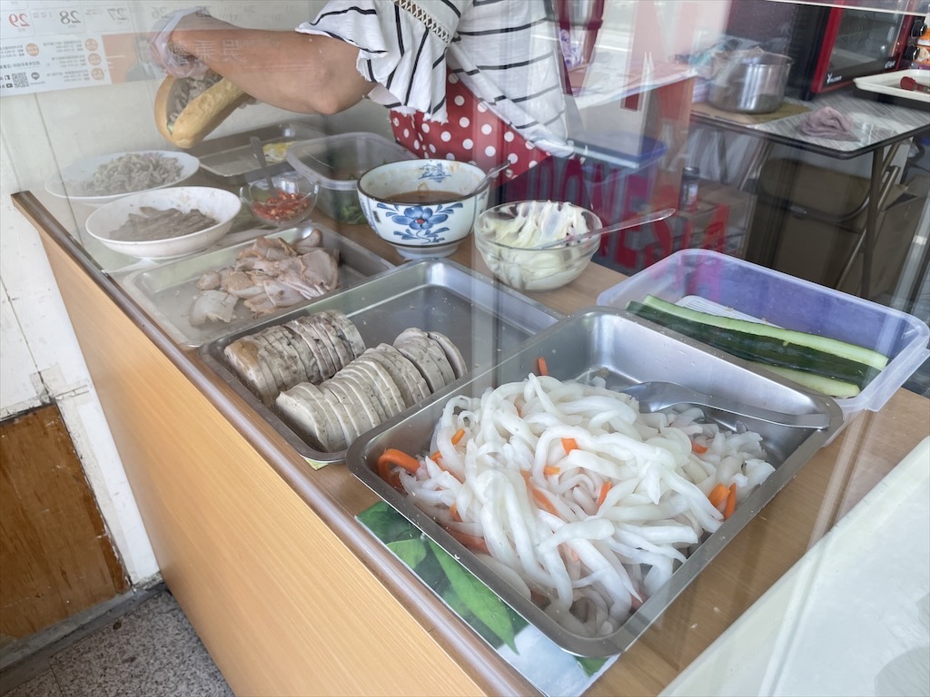 越南法國麵包專賣店｜鹿港頂番婆越南麵包推薦！份量超多，每日現做麵包超酥脆！