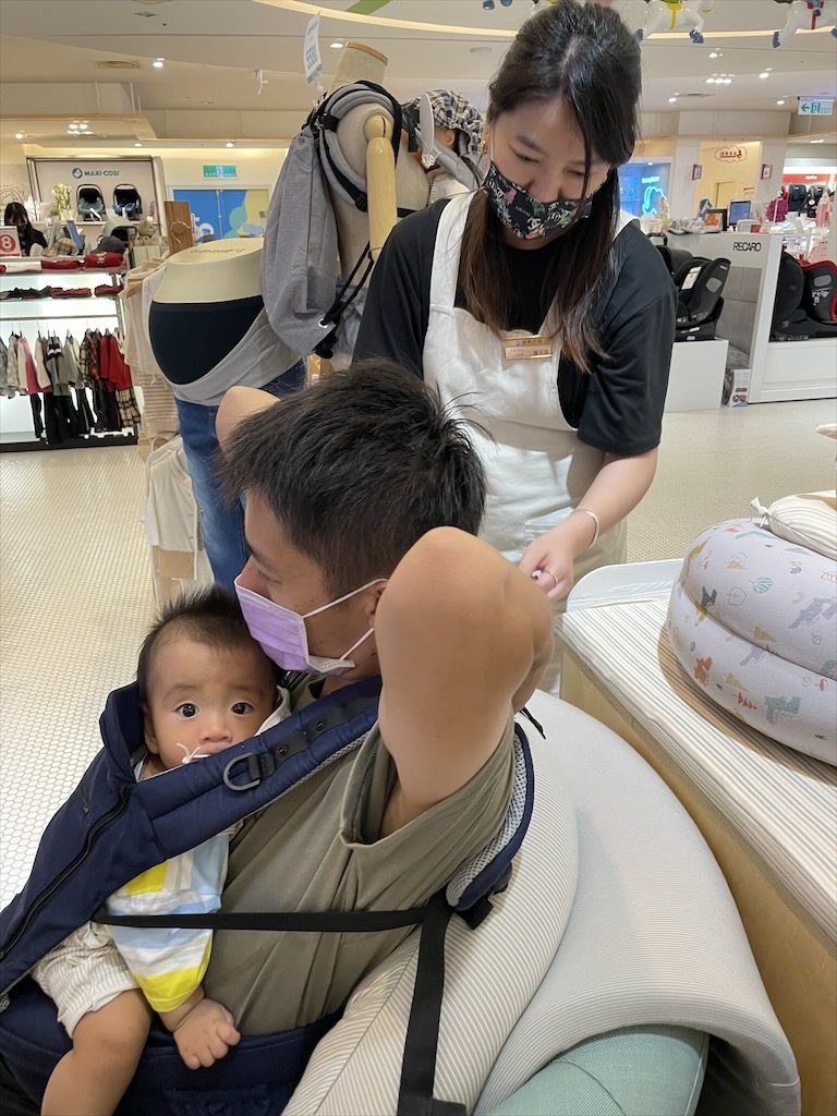 服務人員協助調整-寶寶輕量氣墊揹帶推薦-嬰兒輕量揹帶