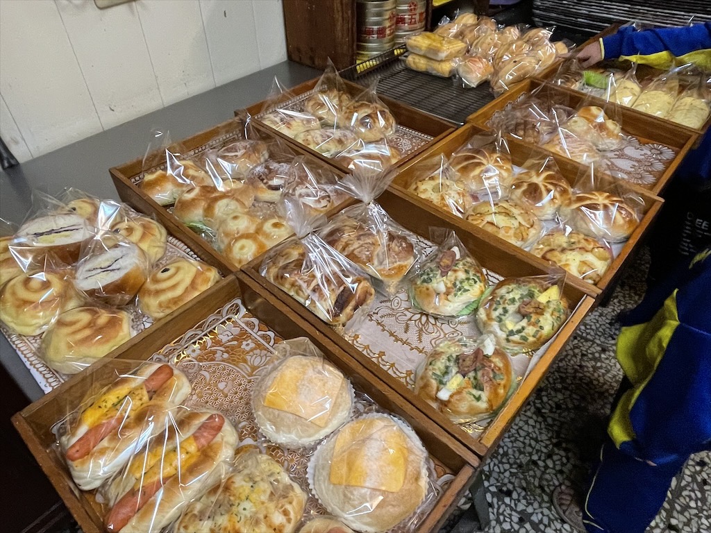 胖師傅麵包店｜鹿港國中旁的住宅烘焙坊，滿額還贈送海綿小蛋糕！